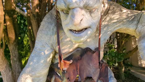 Vista-Cercana-Del-Gran-Troll-De-La-Película-El-Señor-De-Los-Anillos-En-La-Cueva-Y-Taller-De-Weta-En-Miramar,-Wellington,-Nueva-Zelanda-Aotearoa.