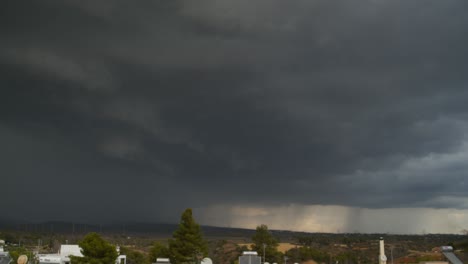 Weite-Linksschwenkaufnahme-Eines-Gewitters-Am-Berg-Parnitha-Mit-Riesigen,-Epischen-Schwarzen-Wolken-Und-Blitzeinschlägen-4k