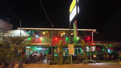 Bunt-Beleuchtetes-Restaurant-In-Der-Nacht-Voller-Touristen-Und-Einheimischer-Im-Herzen-Von-Puerto-Viejo-In-Costa-Rica