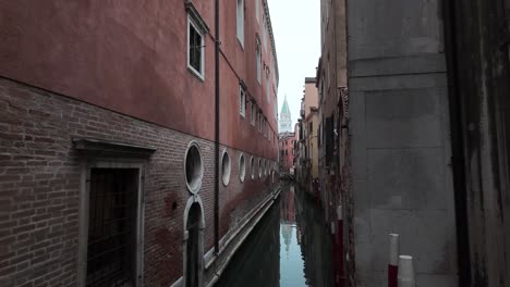 Water-filled-streets-of-Venice,-Italy,-with-historic-buildings-lining-the-canals