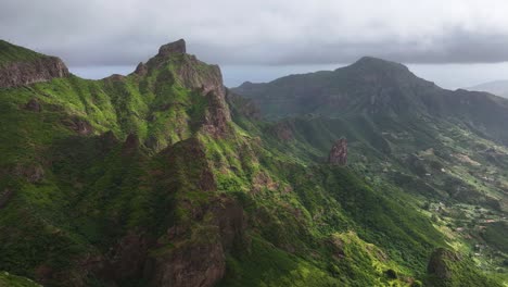 Vista-Aérea-De-Verdes-Colinas-Montañosas,-Interior-De-La-Isla-De-Santiago,-Cabo-Verde.