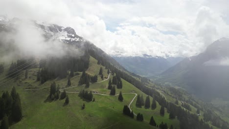 Fronalpstock-Glarus-Suiza-Suave-Vuelo-Aéreo-Sobre-Un-Sendero-Junto-Al-Acantilado