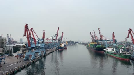 Vista-De-Grúas-Torre-En-El-Lado-Izquierdo-Y-Derecho-Del-Muelle-Para-Carga-Y-Descarga-De-Contenedores.