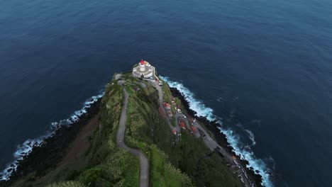 Luz-Colorida-Del-Día-En-El-Faro-De-Destino-De-Viaje-De-Portugal-En-La-Vista-Aérea-Del-Mar-De-Las-Azores