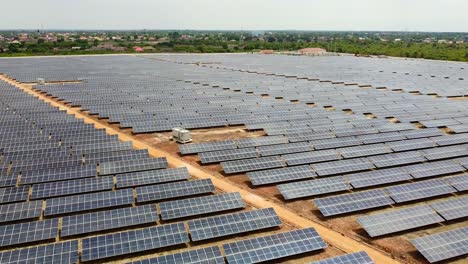 Afrikanischer-Solarpark-In-Jambur,-Gambia-Nawec---Überblick-über-Luftaufnahmen-Per-Drohne