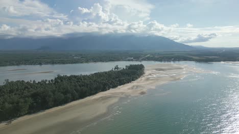 Wunderschöner-Ariel-Sommerblick-Am-Pugu-Beach-Semata,-Lundu-Sarawak