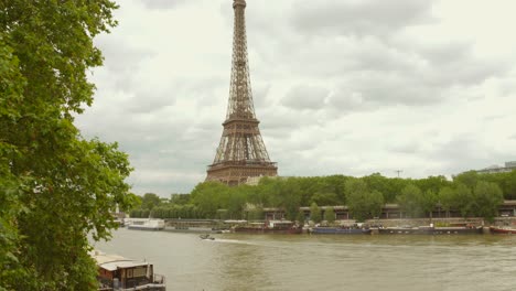 Toma-Panorámica-De-La-Torre-Eiffel-Durante-El-Día-Nublado,-París,-Francia