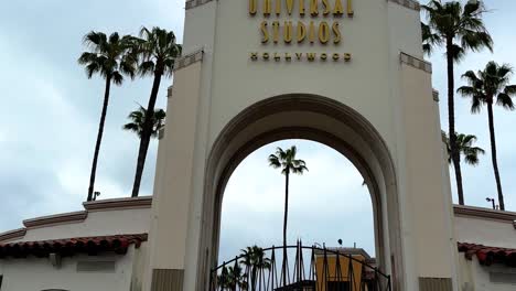 Enthüllen-Sie-Die-Aufnahme-Des-Eingangs-Zum-Berühmten-Themenpark-Universal-Studios-Hollywood