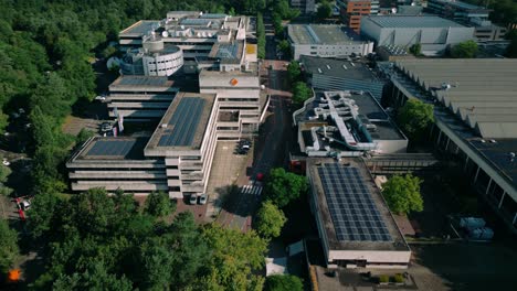 Vista-Aérea-De-Los-Estudios-Y-Oficinas-De-Nos-Y-Npo-En-Media-Park-En-Hilversum,-Mostrando-Las-Instalaciones-Clave-De-La-Radiodifusión-Pública-Holandesa.