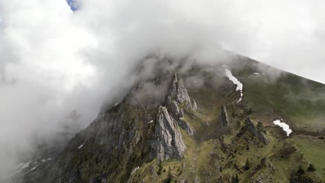 Fronalpstock-Glarus-Suiza-Nubes-Aéreas-Rodando-Sobre-El-Pico-De-La-Montaña-Gran-Candidato-De-Lapso-De-Tiempo