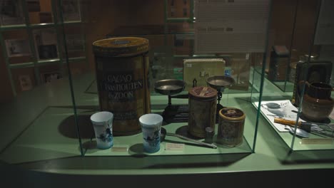 Latas-Y-Tazas-De-Cacao-Antiguas-Exhibidas-En-Una-Vitrina-En-El-Museo-Del-Chocolate-De-Zagreb