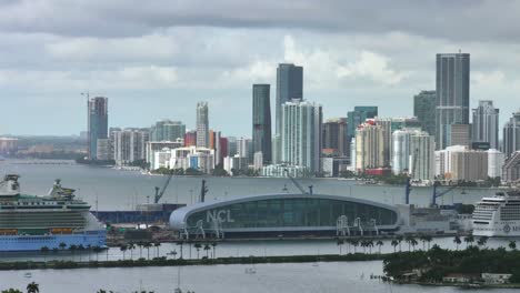 Kreuzfahrtterminals-Im-Hafen-Von-Miami