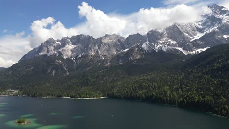 Eibsee-Bayern-Alemania-Vista-Aérea-Invierno-Arriba-Y-Verano-Abajo-En-El-Lago