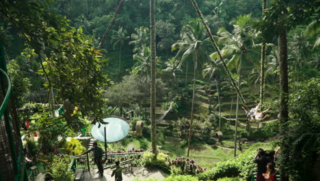 Reisendes-Paar-Reitet-Schaukel-Im-Leider-Duftenden-Bali-In-Bali,-Indonesien