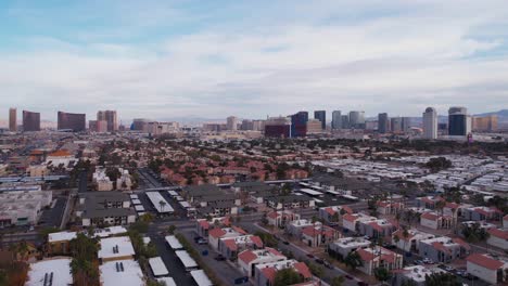 Vista-Aérea-De-Los-Edificios-Del-Strip-De-Las-Vegas-Desde-El-Barrio-Oeste-De-Spring-Valley,-Nevada,-EE.UU.