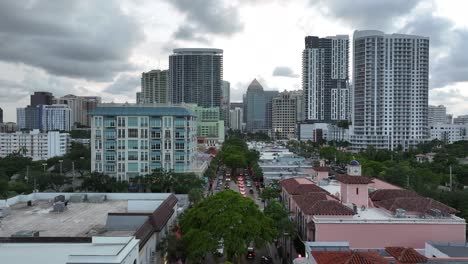 Aufsteigende-Drohnenaufnahme-Des-Las-Olas-Boulevards-In-Fort-Lauderdale-Während-Der-Hauptverkehrszeit