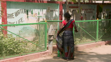 Indian-women-washing-dishes-using-a-well