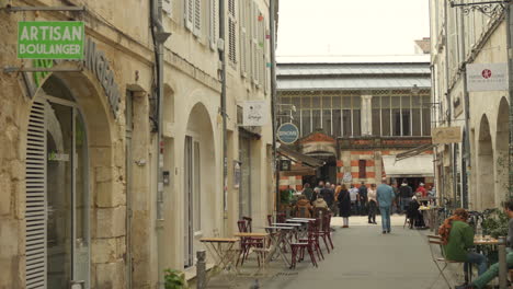 Menschen,-Die-In-Einem-Malerischen-Viertel-Der-Stadt-Spazieren-Gehen,-Kommen-In-La-Rochelle,-Frankreich