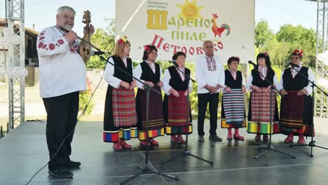 Coro-Folclórico-Búlgaro-Cantando-En-El-Festival-De-Verano-Con-El-Músico-Tradicional-Gadulka