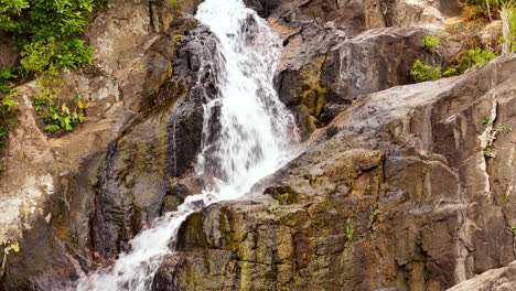 Schnell-Fließender-Fluss,-Der-Süßwasser-Durch-Das-Felsige-Gelände-Des-Nui-Chua-Nationalparks-In-Der-Provinz-Ninh-Thuan-Im-Süden-Zentralvietnams-Bringt