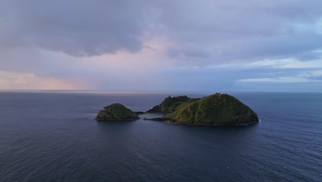 Establecimiento-Aéreo-Del-Paisaje-De-Viaje-De-Las-Islas-Azores-De-Vila-Franca,-Vista-Del-Horizonte-Del-Océano-Azul,-Destino-De-Viaje-De-Portugal