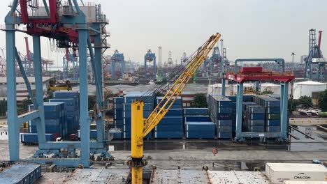 Turmdrehkräne,-LKW-Transport-Und-Stapel-Von-Containern-Fracht-Im-Hafen-Von-Tanjung-Priok