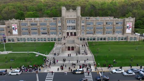 Große-Amerikanische-High-School-Mit-Vielen-Schülern,-Die-Das-Gebäude-Nach-Schulschluss-Verlassen