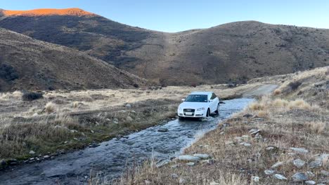 4x4-Audi-A4-Blanco-Sale-De-La-Carretera-A-Través-Del-Río-En-Las-Montañas-En-La-Carretera-De-Thomson-Gorge