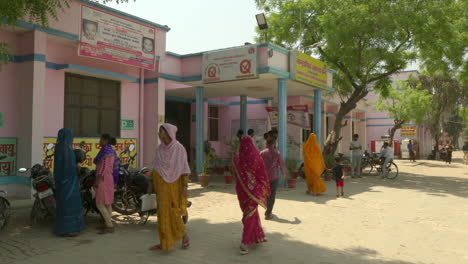 Vor-Einem-Krankenhaus-Im-Ländlichen-Indien