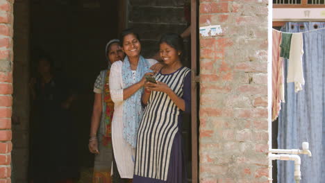 Retrato-De-Dos-Mujeres-Indias-En-Una-Comunidad-Rural-En-La-India