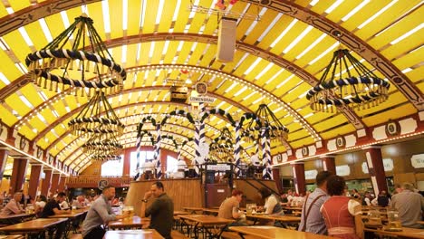 Innenansicht-Eines-Festlichen-Bierzelts-Auf-Dem-Oktoberfest-In-München,-Deutschland,-Mit-Menschen,-Die-Die-Feier-Genießen