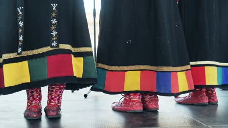 Bulgarische-Volkstracht-Und-Traditionelles-Schuhwerk,-Getragen-Von-Festivalkünstlern