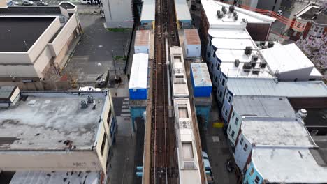 Septa-Pendlerzug-Fährt-In-Die-Kensington-Avenue-Station-Im-Stadtteil-Philadelphia-Ein