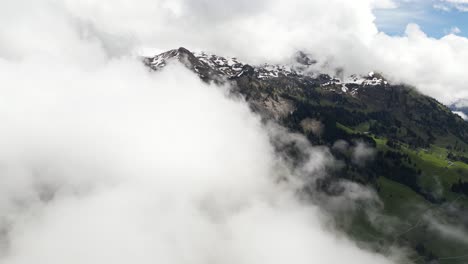 Fronalpstock-Glarus-Schweiz-Luftaufnahme-Seite-Flug-über-Wolken