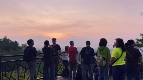 Die-Touristenattraktion-Punthuk-Setumbu-Ist-Bei-Sonnenaufgang-Voller-Besucher