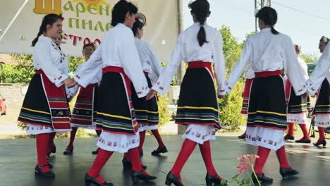 Bulgarische-Volkstanzgruppe-Tritt-Beim-Sommerfest-Im-Freien-Auf