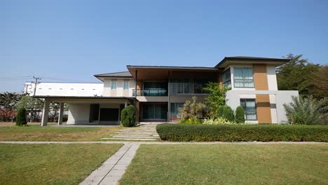 Casa-Espaciosa-Y-Moderna-Con-Grandes-Ventanales-Y-Balcón-Impresionante-Casa-Con-Hermosas-Vistas-Y-Mucha-Luz-Natural-Lujosa-Residencia-Con-Acabados-De-Alta-Gama-Y-Comodidades-Modernas