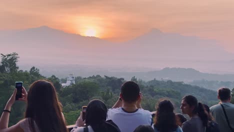 Besucher-Der-Touristenattraktion-Punthuk-Setumbu-Genießen-Die-Schönheit-Des-Sonnenaufgangs