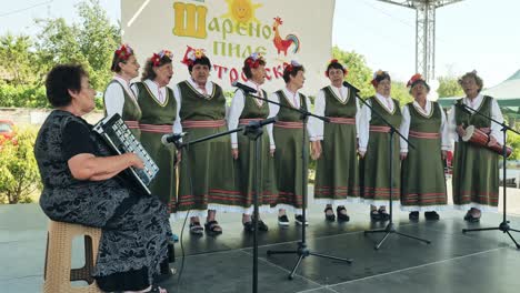 Bulgarische-Damenvolkschorgruppe-Tritt-Bei-Open-Air-Festival-Mit-Akkordeonmusiker-Auf