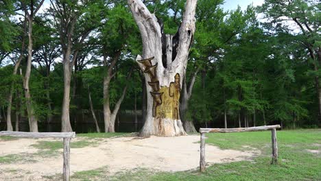 Static-video-of-tree-carvings-in-Bandera-Texas-located-in-Bandera-City-Park