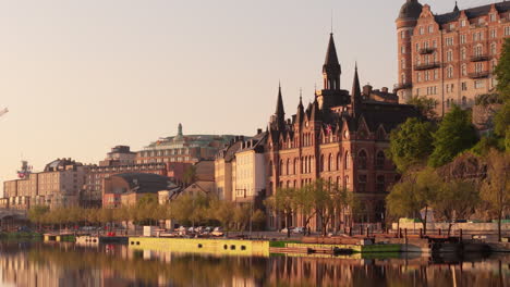 Vista-Aérea-De-La-Hora-Dorada-Sobre-Riddarfjärden-De-Mariahissen-En-Söder-Mälarstrand