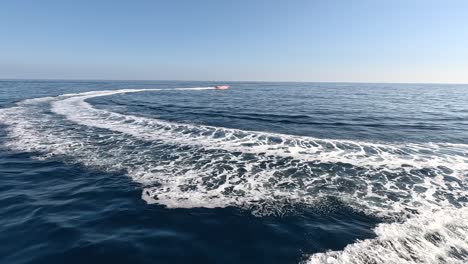 Un-Barco-Que-Se-Desliza-Rápidamente-Por-Las-Aguas-Del-Mar,-Dejando-Una-Estela-Circular-Detrás-De-él