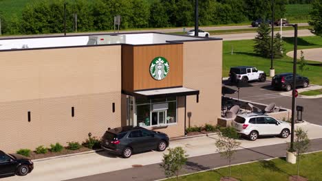 Starbucks-Drive-Thru-–-Kalifornien-Fährt-Weg,-Nachdem-Eine-Kaffeebestellung-Eingegangen-Ist