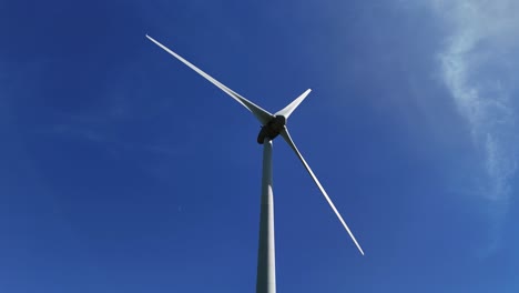 Windturbine-Mit-Niedrigem-Drehwinkel,-Die-Strom-Erzeugt