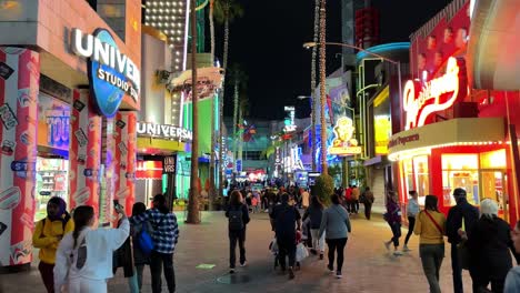 La-Gente-Caminando-En-Universal-City-Camina-Por-La-Noche-En-Hollywood.