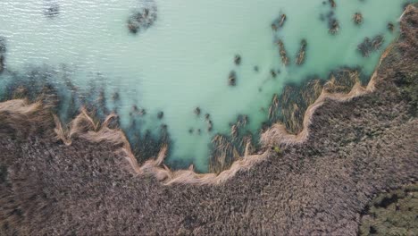 Lago-Ondeando-Desde-El-Cielo