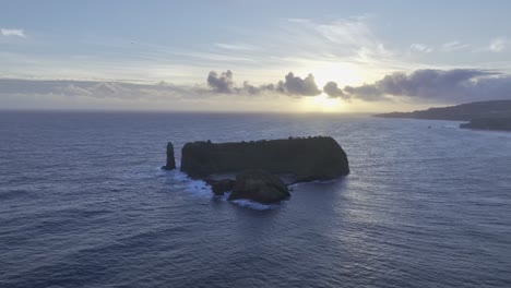 Drone-Aéreo-Vuela-Isla-Volcánica-En-El-Horizonte-Del-Amanecer-Del-Océano-índico,-Lugar-Natural