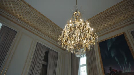 Glamorous-crystal-chandelier-in-luxury-hotel-in-Paris,-wide-shot-pan-right