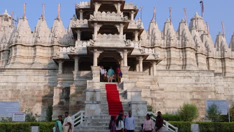 La-Antigua-Arquitectura-única-Del-Templo-Con-Un-Cielo-Azul-Brillante-Durante-El-Día-Desde-Diferentes-ángulos-Se-Tomó-Un-Video-En-El-Templo-Jainista-De-Ranakpur,-Rajasthan,-India,-El-23-De-Noviembre-De-2023.