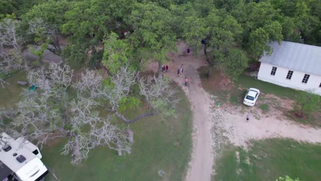 Video-Aéreo-De-Los-Terrenos-De-La-Iglesia-Cristadelfia-En-Hye,-Texas.